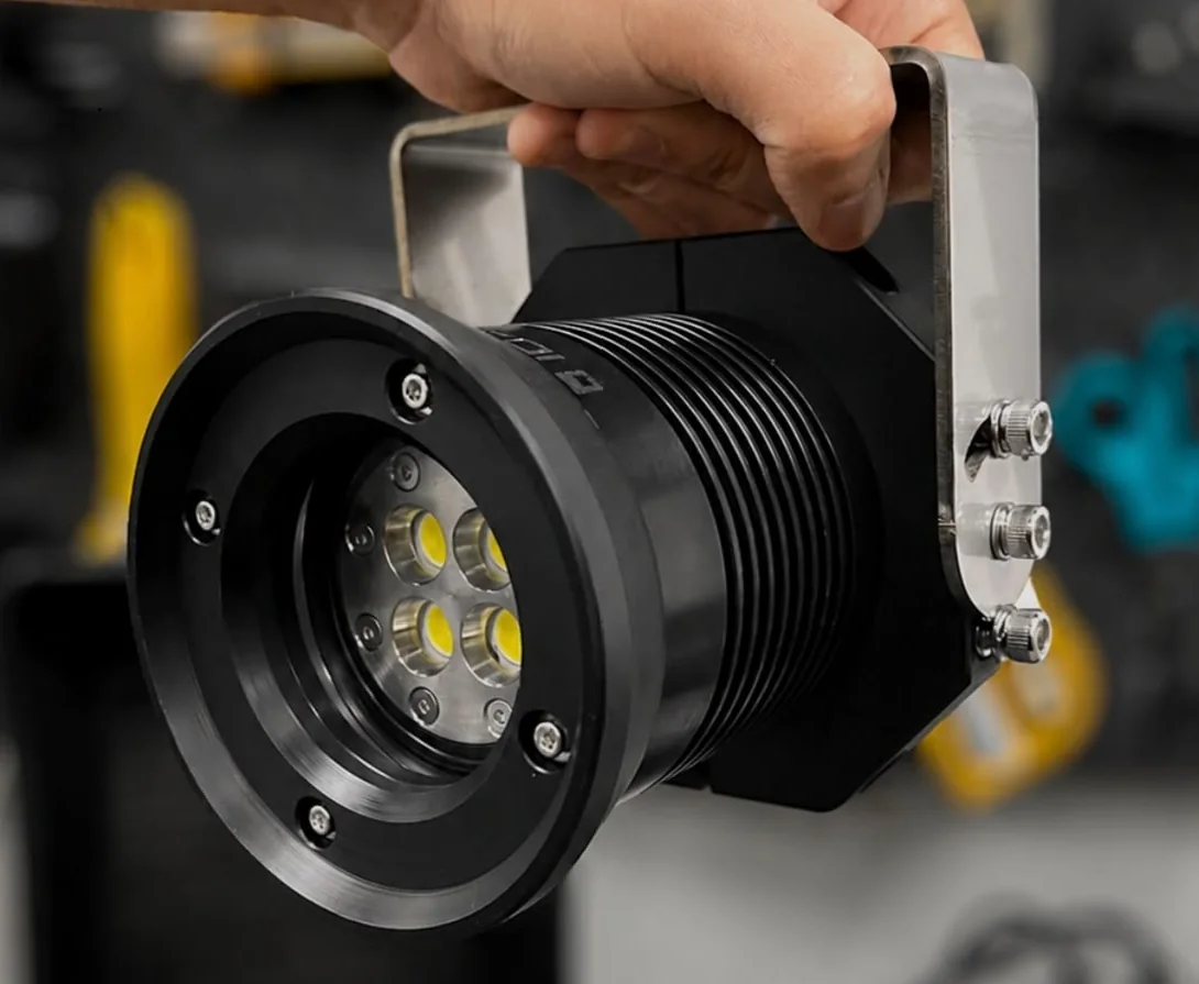 Luminária LED ID-SUBSEA com suporte de fixação para ROV