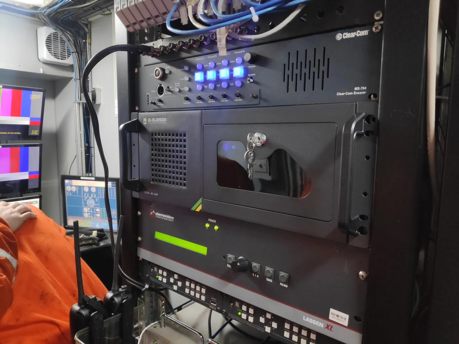 ID-VOR Overlay + DVR: Gabinete de rack com o sistema